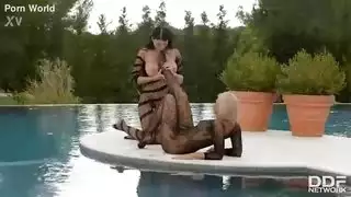 شابين يمسكون بعضهم اباحي