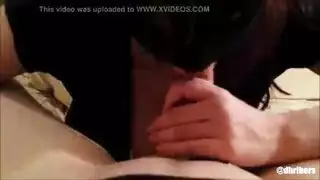 عاهرة متزوجة تظهر مهبلها الحليق قبل أن تتعرض للجماع في حلقها من زوجها