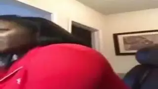 ربة منزل وقحة تُلصق وتُمارس الجنس بخشونة بينما الزوج يشاهد