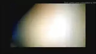 صديقتان حميمتان تتبادلان ركوب قضيب شاب أبيض مفتول