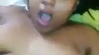 احتفال جنسي طوال اليوم: شقراء محلوقة ترضي الثنائي المتزوج في مشهد إباحي