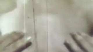 امرأة شقراء ذات شعر طويل مجعد لا ترتدي سوى الأحذية السوداء عندما تأخذ دسار ضخمة في مؤخرتها