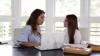 بورنو سحاقي في الفصل: معلمة تنكب على طالبة راغبة