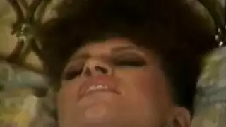 التجسس على أم مثيرة تخلع ملابسها يتحول إلى جنس إباحي