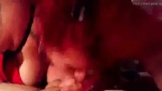 شقراء شاحبة ذات أثداء صغيرة تتوق للمني الدافئ على لسانها