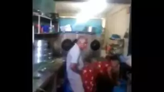 عجوز يستغل سفر ابنه وينك مراته