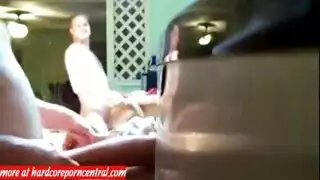 تفرك كسخا وتدخل اصبعها