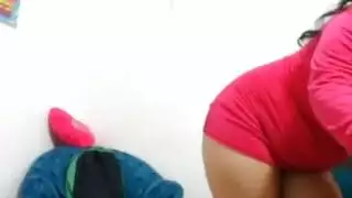 يلعب بكسها ويزعلها
