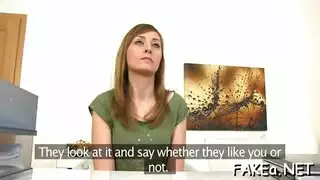 المرهق والشقراء في المطبخ