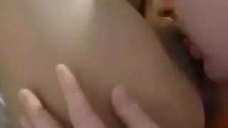 الخت تشاهد الفلام الباحيه ويمسكه اخوها