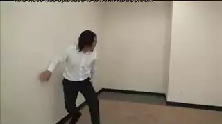 عاهرة شقراء تفتح ساقيها تمامًا لتمتع بحقن عميق