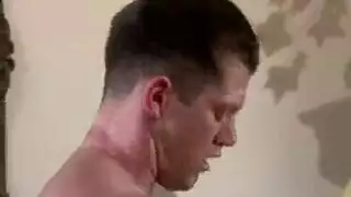 سارقة المتاجر تحصل على عقاب إباحي قاسي: درس جنسي عنيف