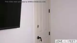 متعة الشهوة: مص أصابع قدم نحيلة ثم بلع قضيبه