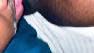 إباحية xxx: السيدة السمراء المسيطرة تبللت بعد جلسة لعق كس قاسية