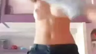 عاهرة صغيرة تخلع ملابسها قبل أن تُستَخدم