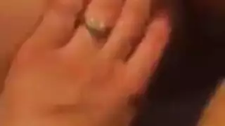 ١٠ أنين عالٍ أثناء الدك العميق في ثلاثي صريح