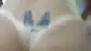 زوجة مثيرة تستمتع بثلاثي إباحي بينما زوجها في العمل