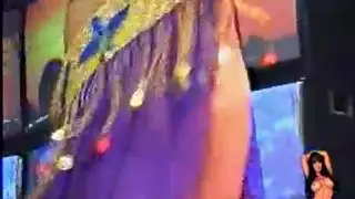 فتاة عربية عارية من السودان، تظهر جسدها وتلعب مع بوسها على عرض الرقص العربي في