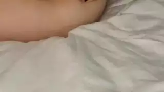 عذراء بالكاد قانونية تحصل على مهبلها محشو بالألعاب الجنسية