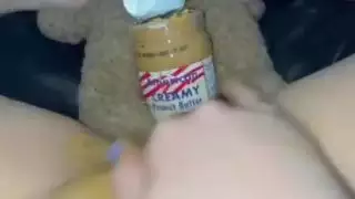 فتاة أمريكية عذراء في سن المراهقة تحصل على مهبلها الوردي الضيق الممتلئ بزبدة الفول السوداني الكريمية