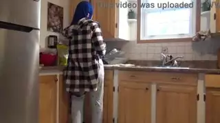 مشهد إباحي في المطبخ: الرئيس يعطي خادمته دكًا شرجيًا عميقًا