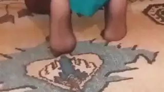 مشهد صريح منفرد: امرأة تركية ناضجة ميلف ترتدي جوارب طويلة تستمني على الأرض