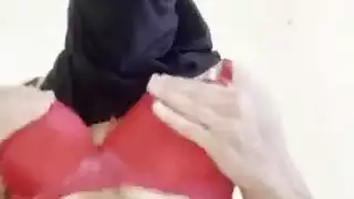 عاهرة عربية محجبة تظهر أثداءها الضخمة ومهاراتها في الجنس الفموي العميق