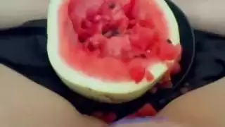 إباحية مراهقة محلية الصنع: فرج ضيق يحصل على هزات جماع مزدوجة