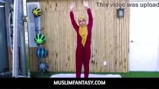 عميل عربي مثير يأخذ قضيب مدربه المسلم الكبير