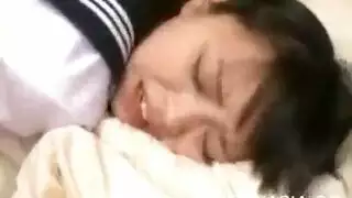 مراهقة تفتح ساقيها في شورت أبيز للقضيب