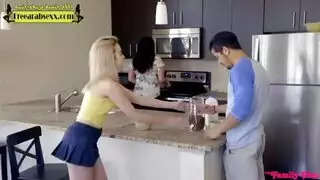 أم تفرغ لبن على ابنيها