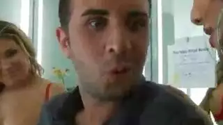 لحظات مسروقة: مراهقة محجبة ورجل أكبر سنًا في فيلم إباحي مصري